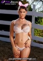 Miss Piggy Peta Jensen plays nude in the hay